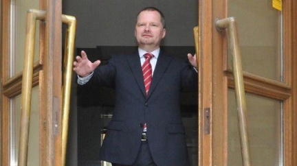 Ministr školství se studentům omluvil za těžké maturity