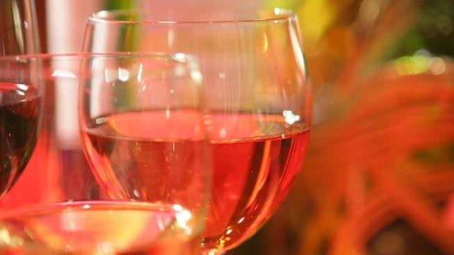 Prší. Farmářský trh na Jiřím z Poděbrad nabízí růžové víno