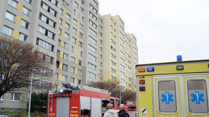 Dvouletý chlapec, který vypadl z okna, ukončil svůj boj o život