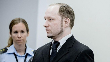 Soud s Breivikem je plný emocí. Příbuzný oběti po atentátníkovi hodil botu