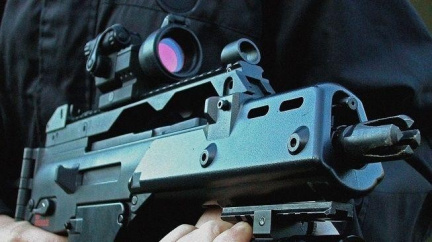 Muž chodil napříč centrem Moskvy s replikou kalašnikova. Policie nereagovala