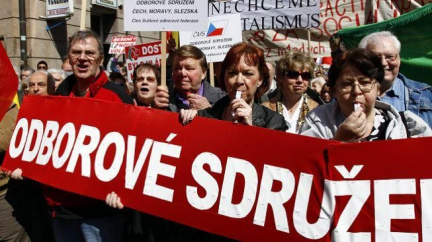 Odbory obchodu se vzepřeli centrále, odmítají volit Zemana