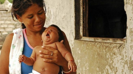 Pyšní otcové v Indii házejí svá novorozeňata z výšky 15 metrů