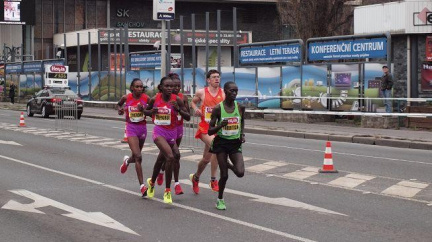 Běžecký maraton ochromí víkendovou dopravu v Praze