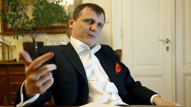 Bratři Bártové v doktorských pracích opisovali ze skript učitele, tvrdí Reflex