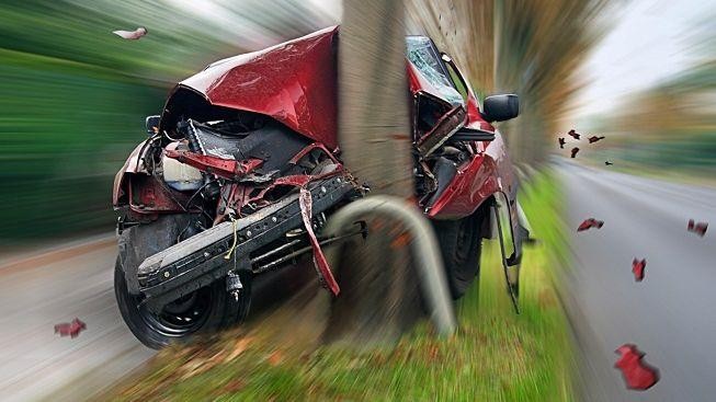 Opilý řidič narazil do stromu a usmrtil spolujezdce