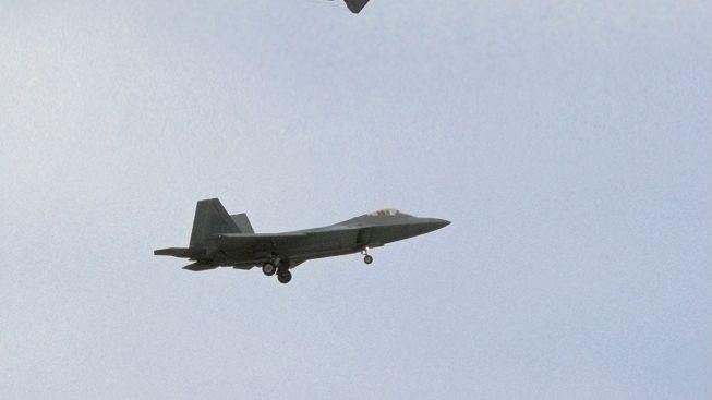 Supermoderní stíhačky F-22 mají problém, možná ohrožují piloty