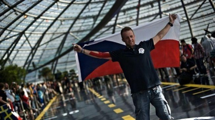 Čech se stal mistrem světa v hodu papírovými vlaštovkami, jeho letěla 50 metrů