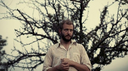 Fešák Bon Iver z wisconsinských lesů vám zpříjemní nejedno nedělní odpoledne