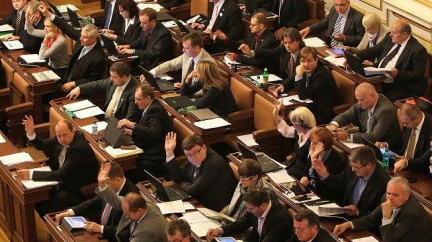 Poslanci dnes podpořili zpomalení růstu důchodů