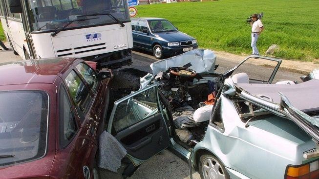 Tragická srážka autobusu s autem: 1 mrtvý, 4 zranění