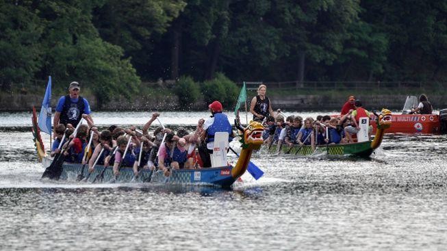 Draci na Vltavě! Lodě budou závodit pro zábavu a charitu