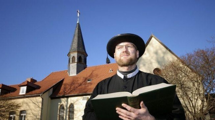 Opilý kněz šokoval svým odhaleným pohlavím cestující na nádraží