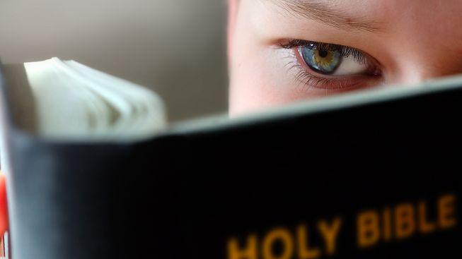 Neznají jinou knihu, než je Bible aneb mýty o studentech církevních škol