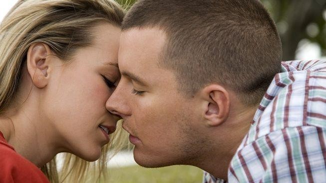 Na Petříně padl rekord v líbání pod rozkvetlou třešní