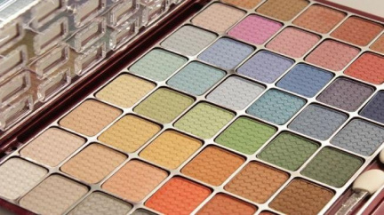 Vaše přítelkyně se přece nemaluje! A víte to jistě?