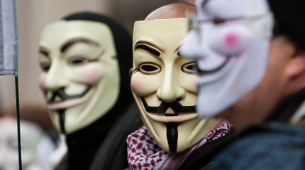 Hackeři z Anonymous se rozešli s Assangem a jeho WikiLeaks