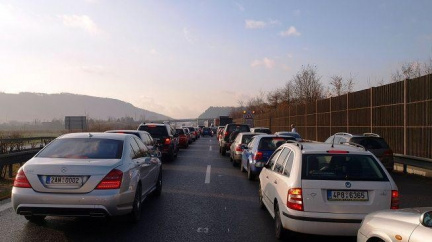 Dálnice D1 se potýkala se šestikilometrovou kolonou