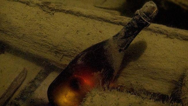 Finové vyzvedli z moře nejstarší šampaňské na světě!