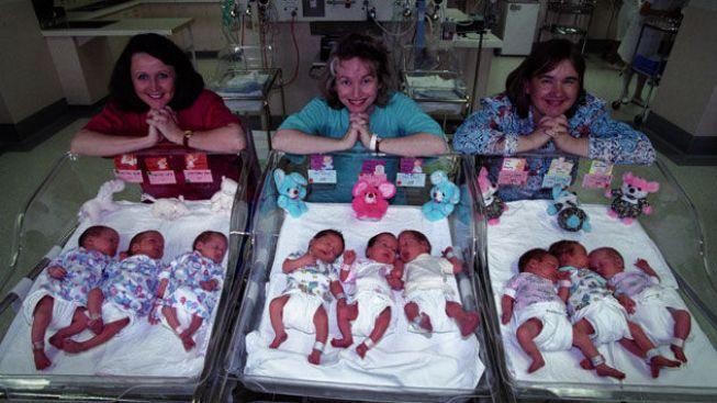 Žena čeká devaterčata - šest holčiček a tři chlapečky