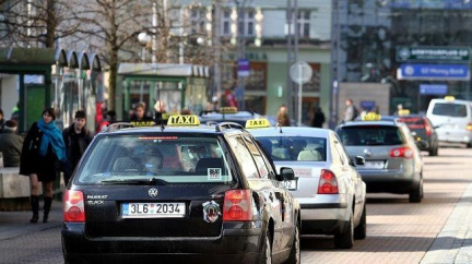 Dva mladíci, kteří ubodali taxikáře, jdou do vazby