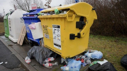 Stokilový kontejner na odpadky zavalil dvě děti. Jsou v péči lékařů