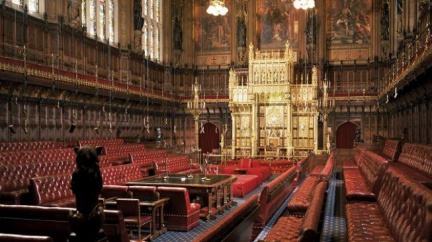 Členové Sněmovny lordů si stěžují na jídlo. Chtějí vrátit peníze