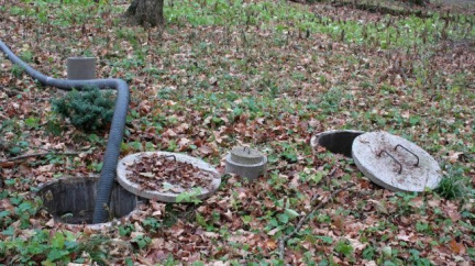 Náhodný chodec zachránil podchlazeného školáka. Spadl do jímky