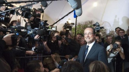 Francie volí prezidenta. Rozhodne se mezi Sarkozym a Hollandem