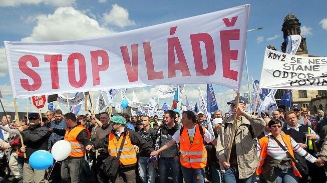 V Praze začala protivládní demonstrace, desetitisíce lidí jsou v ulících