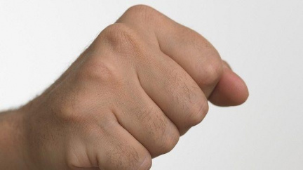 Netrpělivý řidič si vyšlápl na účastníka cyklojízdy a zlomil mu nos