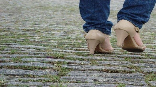 Dlažební kostky versus podpatky