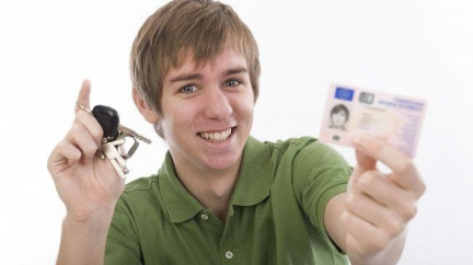 Strana Merkelové navrhuje řidičáky od 16 let. Experti jsou proti