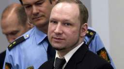 Breivik poprvé vynechal svůj extremistický pozdrav