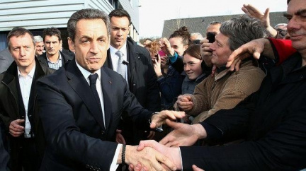 Sarkozy na mítinku s voliči schoval drahé hodinky, bál se krádeže?