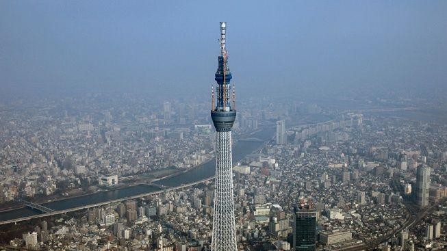 Lidé poprvé vyjeli na nejvyšší vysílač na světě