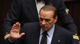 Soud s Berlusconim. Svědkyně vypověděla: Večírky se striptýzem a obálky s penězi