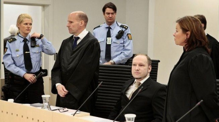 Breivik u soudu: Neprojevuje žádné emoce a vnímá proces jako divadlo