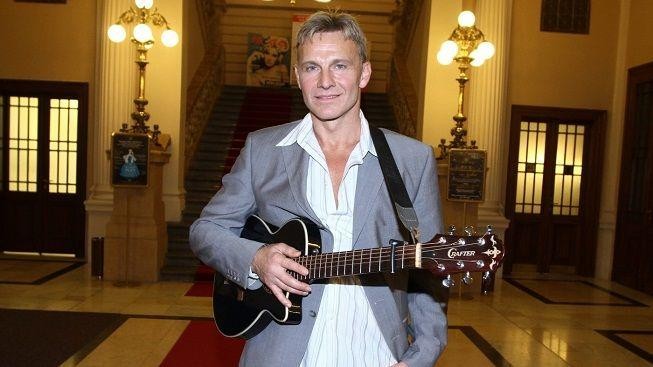 VV nasazují nové kandidáty do Senátu. Šanci má zpěvák Maxa i veslař Chalupa