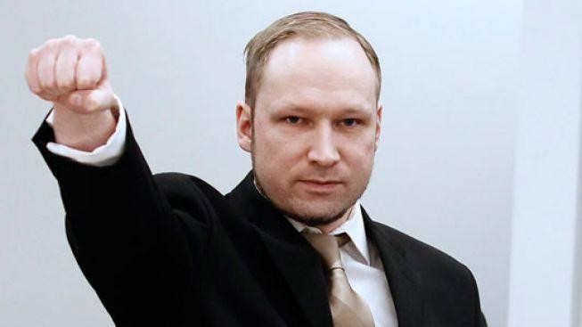 Templářský pozdrav a úsměv na tváři. Breivik si vytváří vlastní značku 