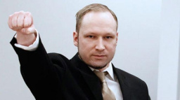 Templářský pozdrav a úsměv na tváři. Breivik si vytváří vlastní značku 