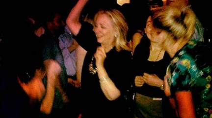 Clintonová se po summitu odvázala. Zatancovala si s ochrankou