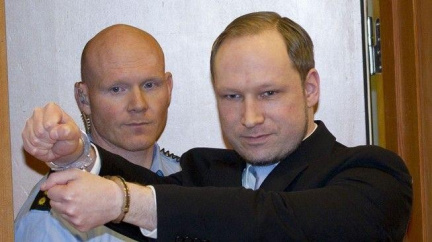 Začíná soud s norským atentátníkem Breivikem, hrozí mu 21 let