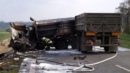 Smrtelná nehoda dvou kamionů. Jeden řidič uhořel, druhý podlehl zraněním