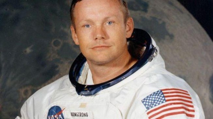Neil Armstrong bude pohřben v moři
