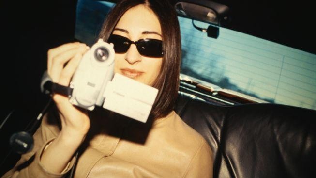 Umělec v Hongkongu vymyslel fotoaparát, který se spustí dotekem na člověka