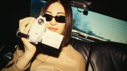 Umělec v Hongkongu vymyslel fotoaparát, který se spustí dotekem na člověka