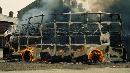 Radikálové o sobě opět dali vědět. Nastražili bombu do autobusu 