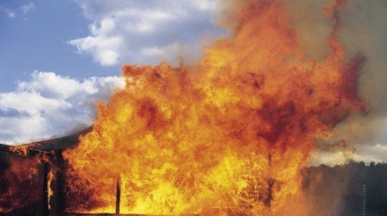 Hasiči zápasili s požárem, povolali i letadlo