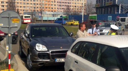 Janoušek chce vycestovat za hranice, žalobkyně ale podává stížnost